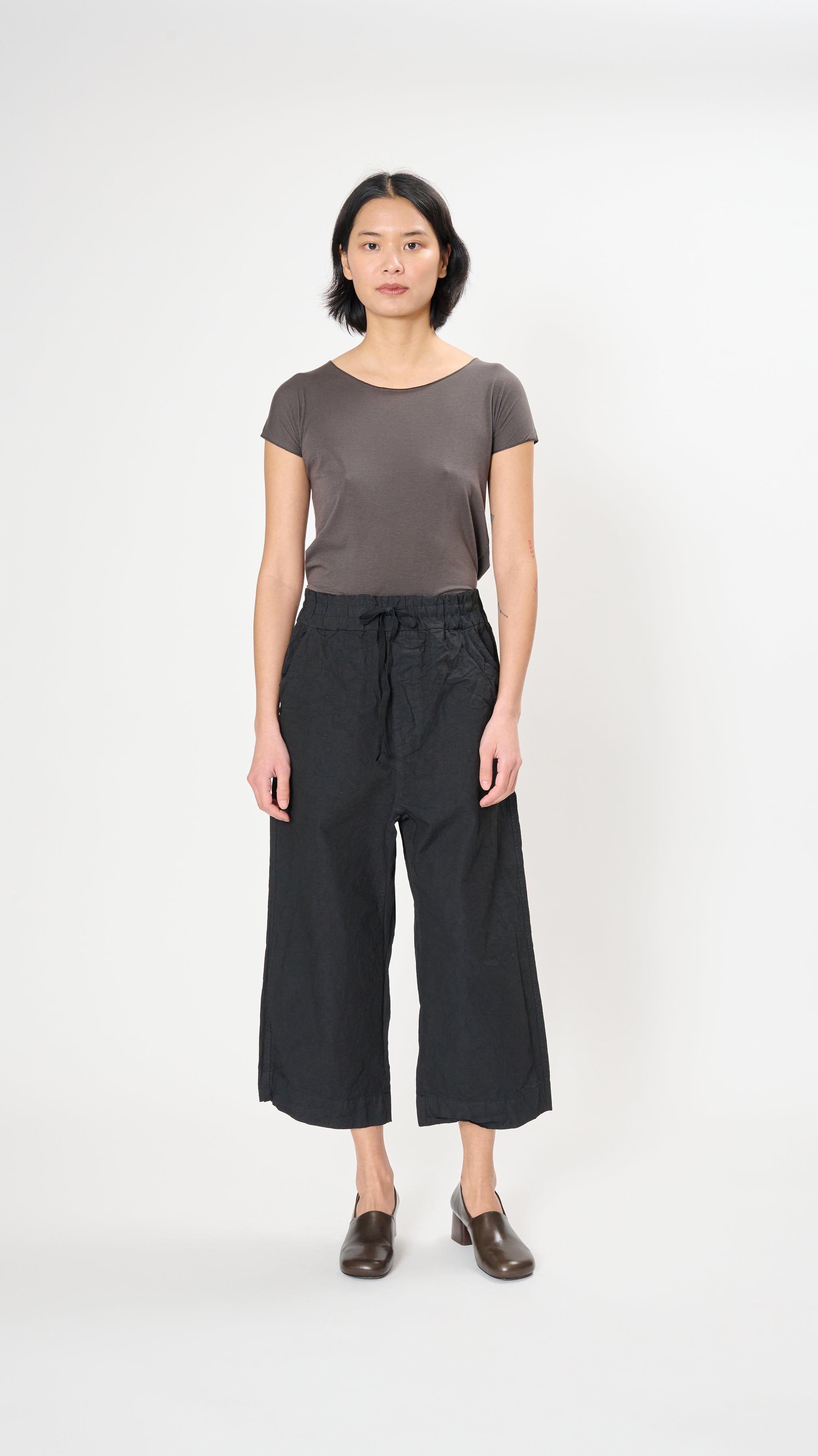 Album di Famiglia Wide & Short Trousers CC in Black